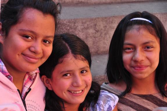 Jovens guatemaltecas nas escadarias do Mercado Central da Cidade da Guatemala, capital do país